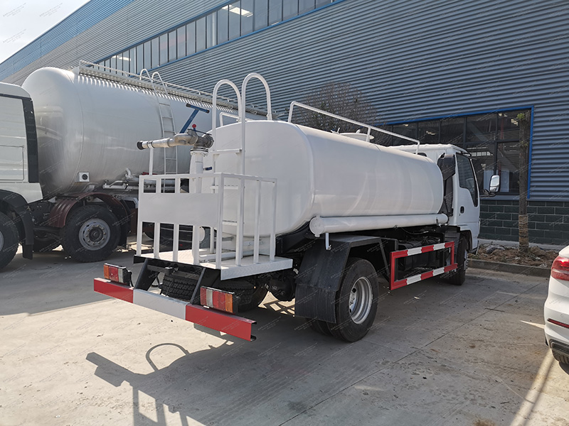 Isuzu 100p स्प्रिंकलर ट्रक