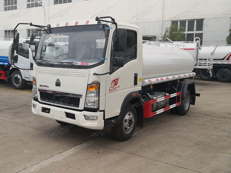 HOWO 4x2 8CUBIC मीटर वाटर टैंक ट्रक