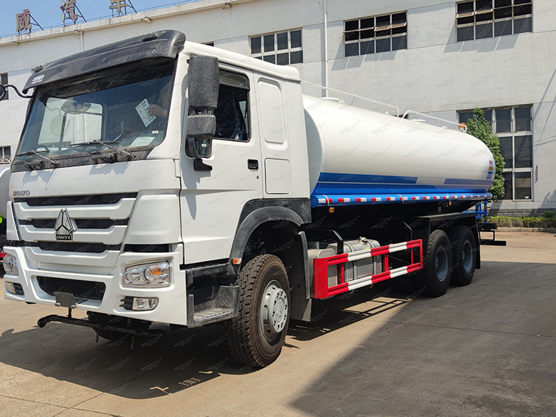Howo 6x4 25 क्यूबिक मीटर वाटर टैंक ट्रक