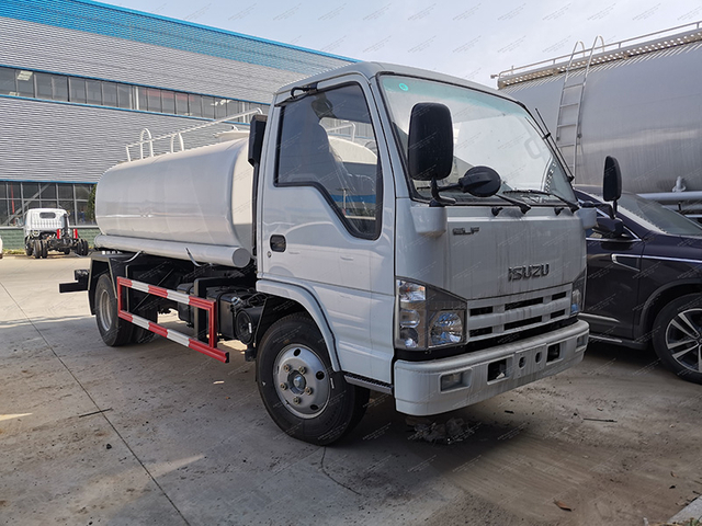 Isuzu 100p स्प्रिंकलर ट्रक