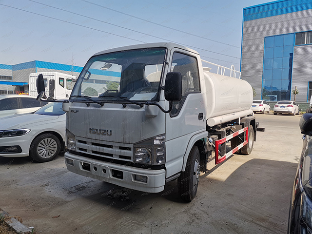 Isuzu 100p स्प्रिंकलर ट्रक