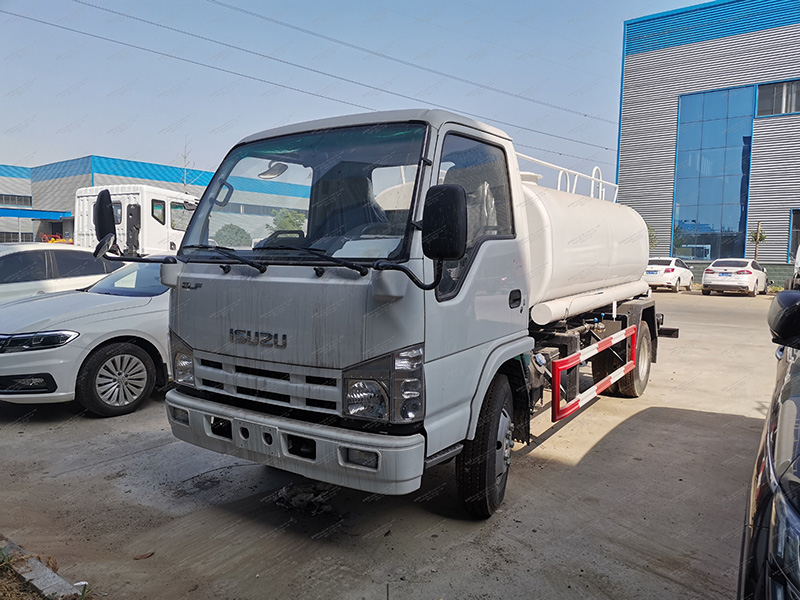 Isuzu 100p स्प्रिंकलर ट्रक