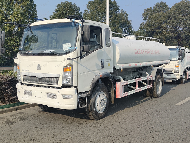 Howo 4x2 10 क्यूबिक मीटर वाटर टैंक ट्रक